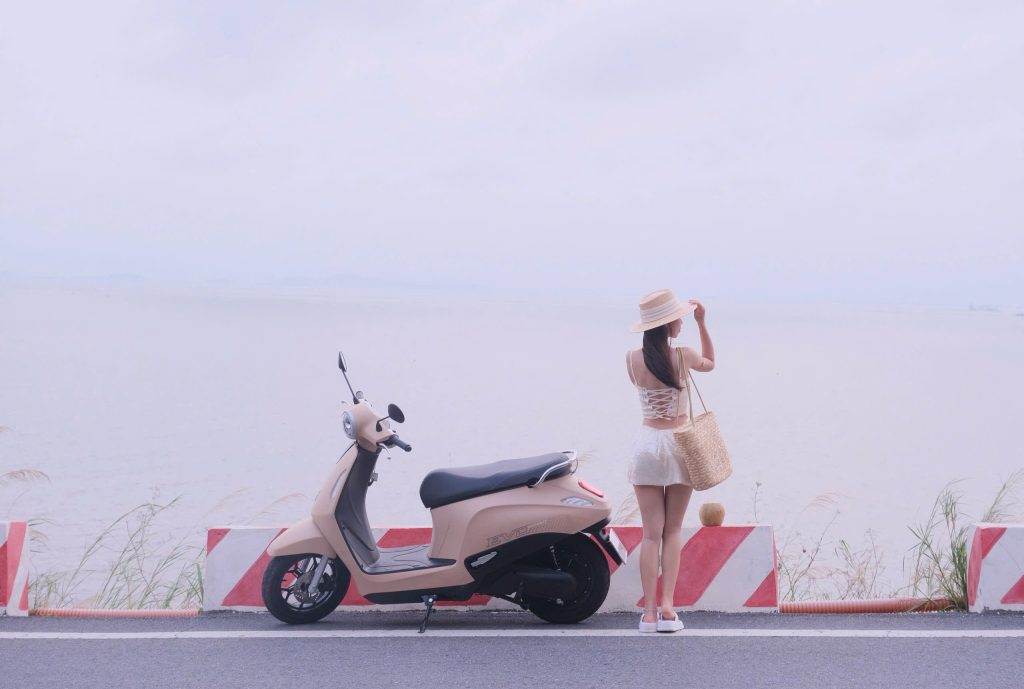 Thuê xe máy điện Cát Bà VinFast Evo Grand giao tận khách sạn giá rẻ