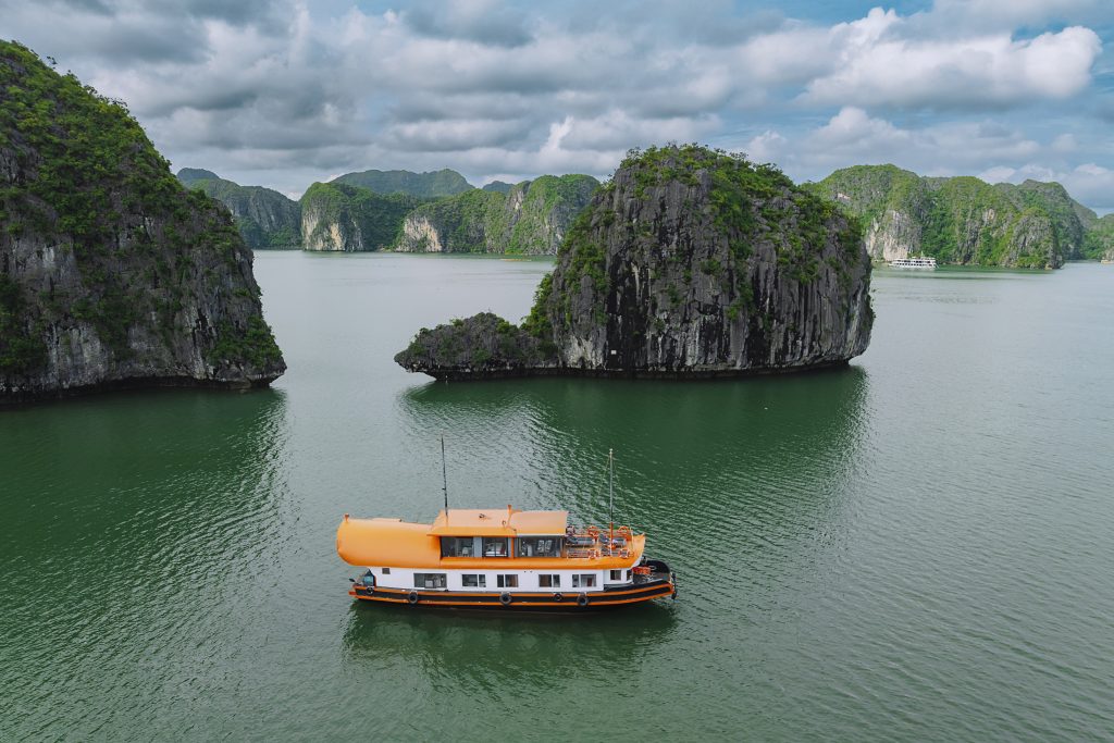 Lan Ha Bay overnight cruise from Cat Ba