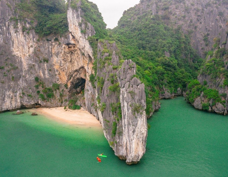 Ba Trai Dao Beach in Lan Ha Bay