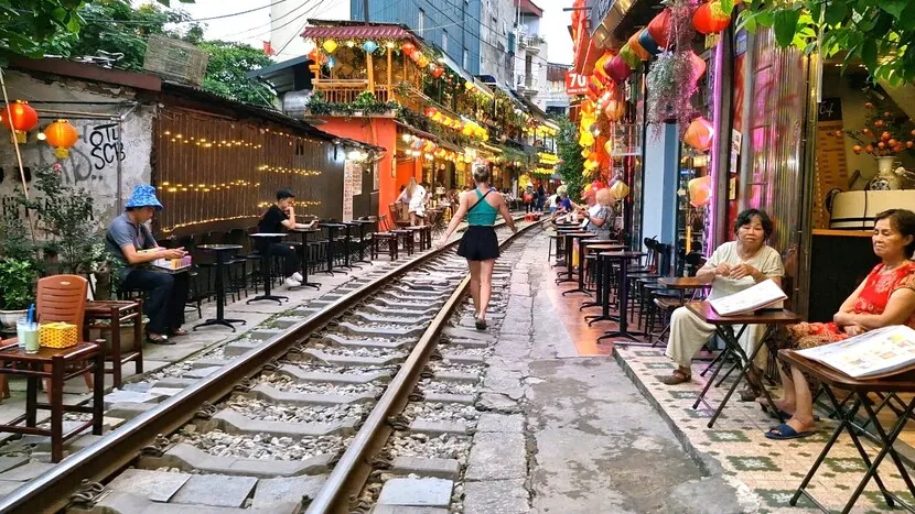 Hanoi Guided Food Tour with Train Street Visit